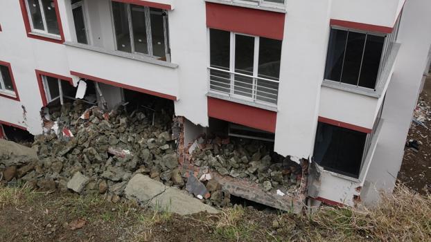 Trabzon’da istinat duvarı çöktü, 2 daire hasar gördü