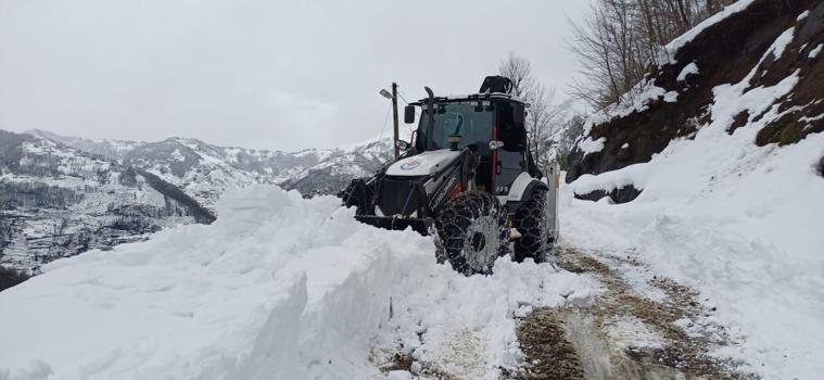 Trabzon'da karla kapalı mahalle yolu kalmadı