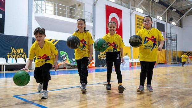 Dördüzler basketbol kursunda aynı parkeyi paylaşıyor