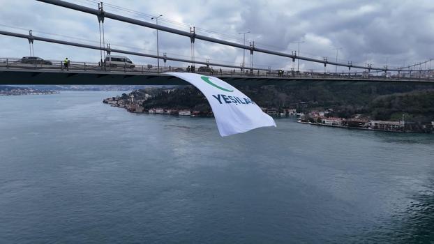 İstanbul - 'Yeşilay Haftası' kapsamında FSM Köprüsü'ne Yeşilay bayrağı asıldı