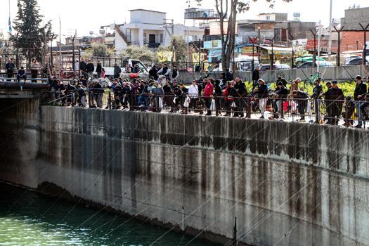 Adana'da av yasağının başladığı gün oltacıların köprüdeki yoğunluğu Galata'yı andırdı