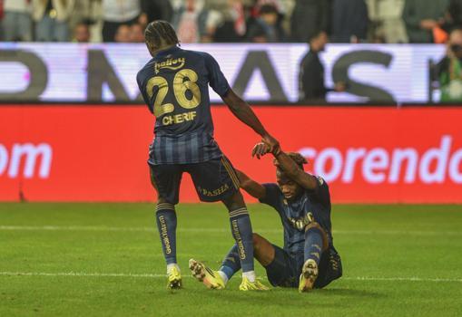 Ligde son 2 maçta berabere kalan Fenerbahçe zirvenin 4 puan uzağında kaldı