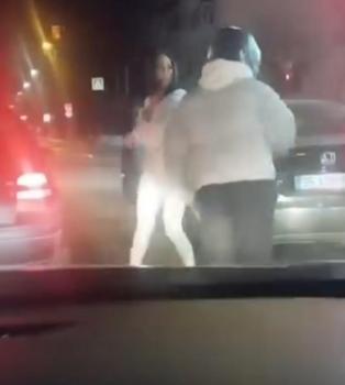 Trafikte kendisini uyaran motosiklet sürücüsüne tekme tokat saldırdı