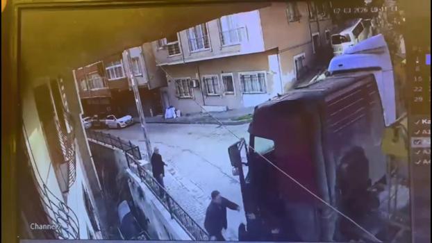 İstanbul - Kağıthane'de yokuştan kayan kamyonu durdurmak istedi 5 metreden düştü; o anlar kamerada