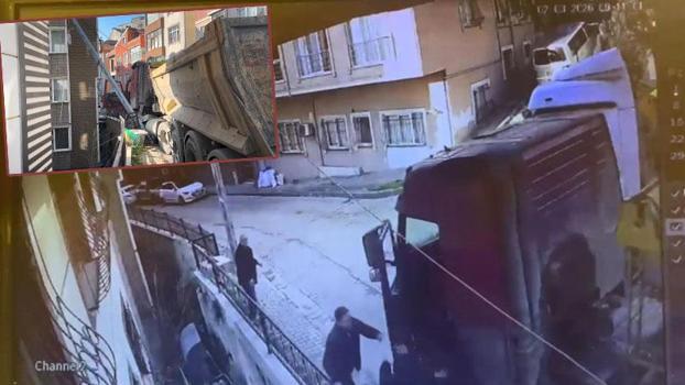 Kağıthane'de yokuştan kayan kamyonu durdurmak istedi 5 metreden düştü; o anlar kamerada