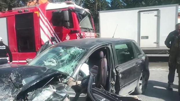Arnavutköy’de otomobille ticari araç kafaya çarpıştı: 1'i ağır 3 yaralı