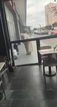 İstanbul - Büyükçekmece'de önce kıyafetlerini değiştirdi sonra dilendi