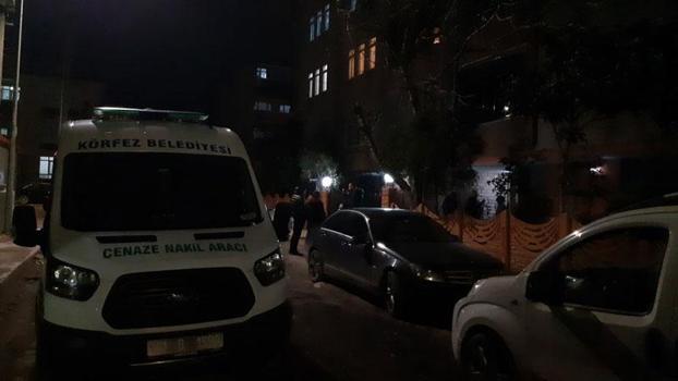 Annesiyle yaşadığı evde boğazından bıçaklanmış halde bulunan kadın öldü