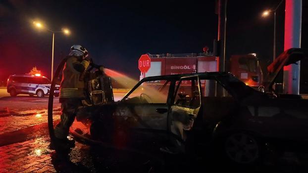 Bingöl’de sanayide çalıştırılmak istenen otomobil yandı