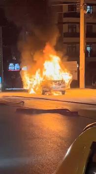 Kocaeli’de otomobil alev alev yandı