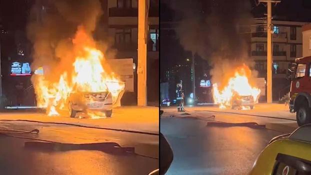 Kocaeli’de otomobil alev alev yandı