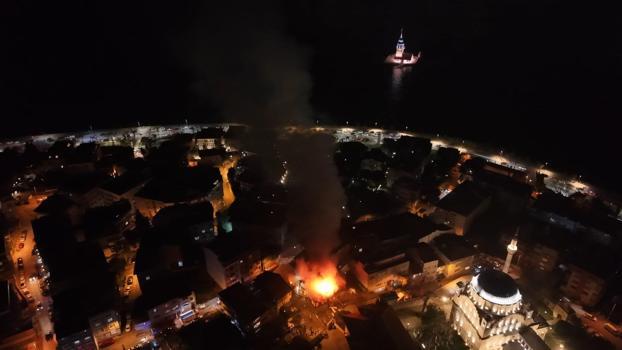 İstanbul - Üsküdar'da ahşap binada çıkan yangın bitişiğindeki metruk binaya sıçradı