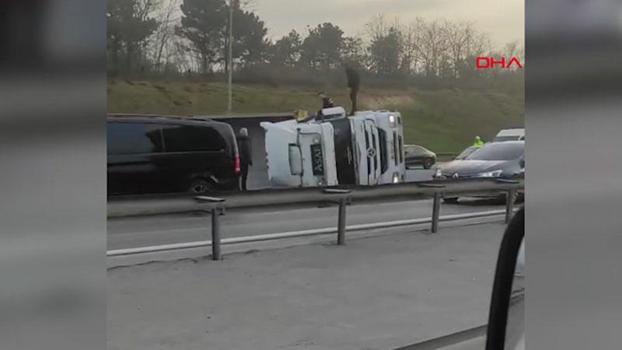 Eyüpsultan TEM Otoyolu'nda hafriyat kamyonu devrildi