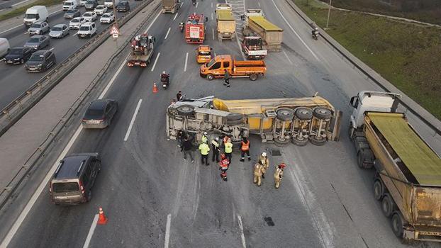 Eyüpsultan TEM Otoyolu'nda hafriyat kamyonu devrildi