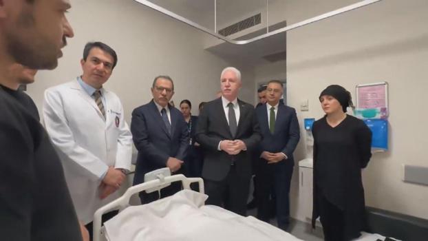 İstanbul- Vali Gül, Çekmeköy'de lisede bıçaklanarak yaralanan öğrenciyi ziyaret etti