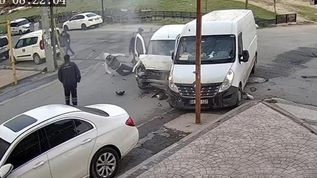 Minibüs ile hafif ticari aracın çarpıştığı kaza kamerada; 4 yaralı