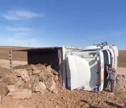 Diyarbakır'da hafriyat yüklü kamyon devrildi: 2 yaralı