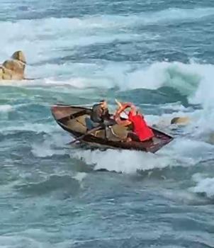 Adana’da Seyhan Nehrinde kayıkla gezerken mahsur kalan 2 kişi kurtarıldı