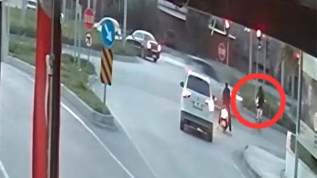 Kırmızı ışık ihlali yapan motosikletli, otomobille çarpıştı; kaza anı kamerada