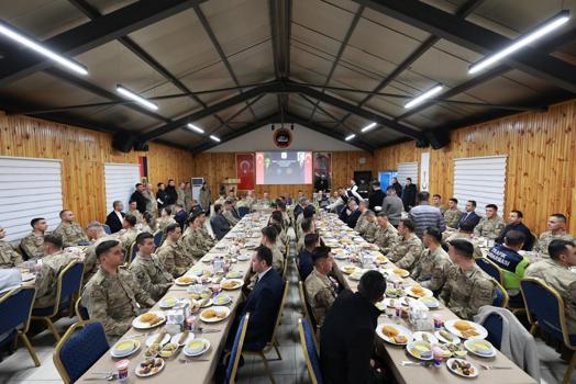 Bingöl Valisi Çelik, jandarma personeliyle iftarda buluştu