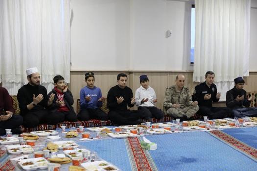 Kaymakam Güzel, hafızlık öğrencileriyle iftarda buluştu