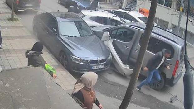 Sultangazi'de yol verme tartışmasında hafif ticari araç otomobile çarptı; kaza kamerada