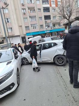 İstanbul- Sultangazi'de yol verme tartışmasında hafif ticari araç otomobile çarptı; kaza kamerada