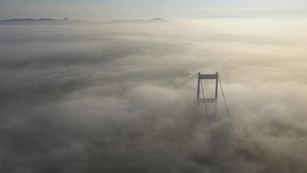 İstanbul - Sis içinde kalan Fatih Sultan Mehmet Köprüsü havadan görüntülendi