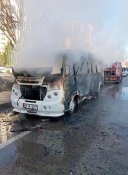 Minibüs yangında kullanılamaz hale geldi