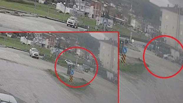 Otomobil ile hafif ticari aracın kavşakta çarpıştığı kaza kamerada