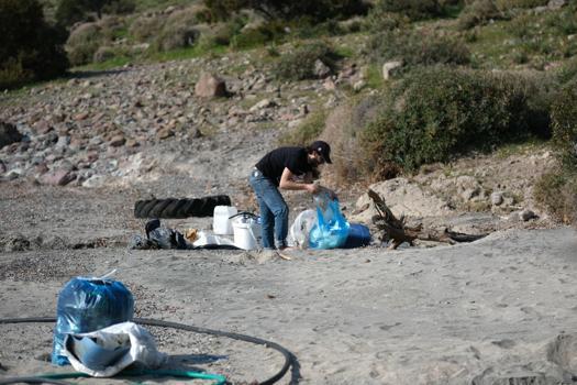Bodrum'da ot toplamaya giden 3 kişi, koydaki atıkları temizledi