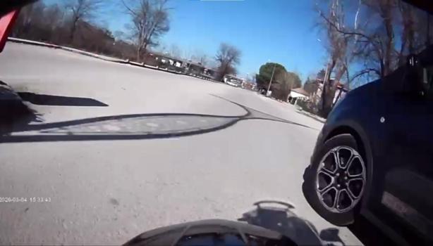 Motosiklet ile hafif ticari aracın çarpıştığı kaza kamerada; 2 yaralı