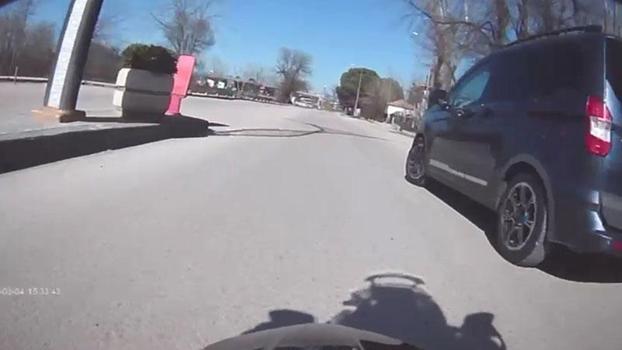 Motosiklet ile hafif ticari aracın çarpıştığı kaza kamerada; 2 yaralı