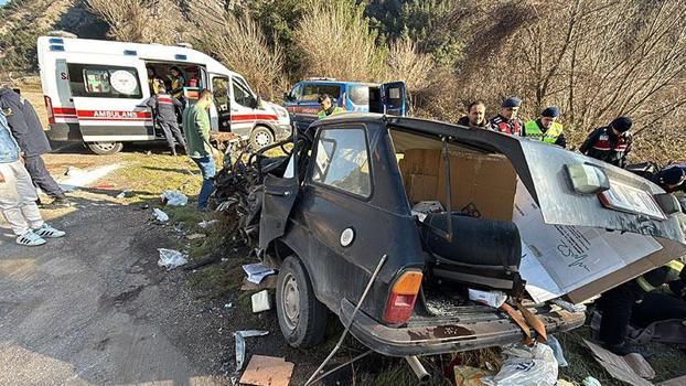 Kamyon ile otomobil çarpıştı: 1 ölü, 5 yaralı