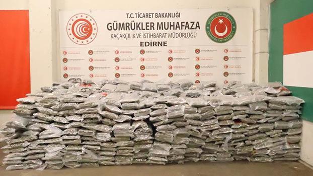 Kapıkule Gümrük Kapısı'nda 1 ton 413 kilo esrar ele geçirildi