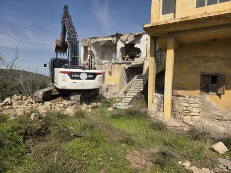 Akdeniz’de can ve mal güvenliğini tehdit eden riskli yapılar yıkılıyor