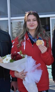 Avrupa şampiyonu olan atıcı Damla Köse, Erzurum’da çiçeklerle karşılandı