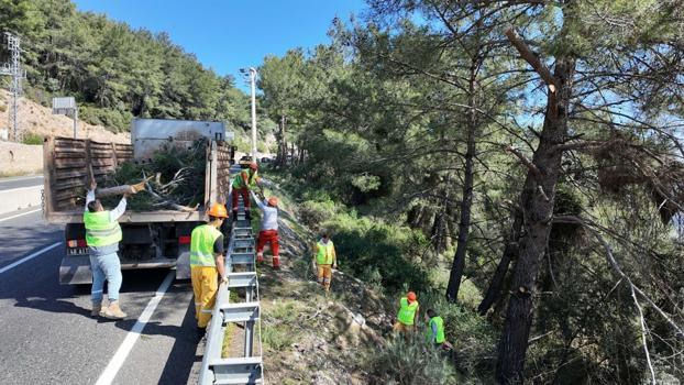 Sakar Geçidi’nde yangınlara karşı yol kenarı temizliği