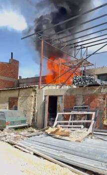 Mobilya deposunda yangın