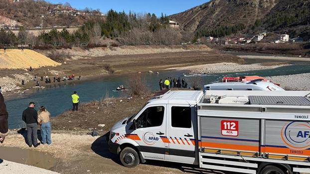 Hafif ticari araç, köprüden baraj gölüne düştü; sürücü kurtarıldı