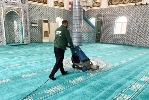 Canik’te camiler dip köşe temizleniyor