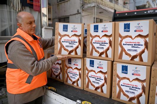 Kuşadası'nda 3 bin 500 aileye ramazanda gıda paketi yardımı