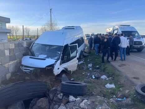 Diyarbakır'da işçileri taşıyan minibüs, bahçe duvarına çarptı: 10 yaralı