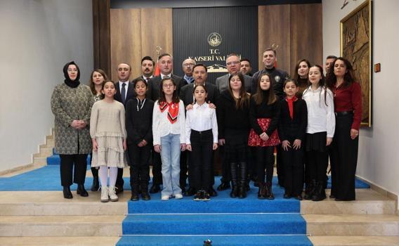 Vali Çiçek, İstiklal Marşı’nı Güzel Okuma Yarışması’nda derece elde eden öğrencileri kabul etti