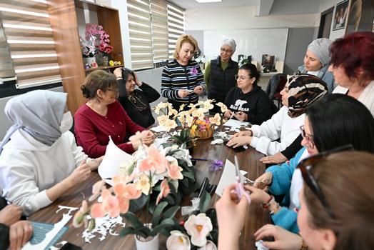 MERCEK kurslarında kadınlar ürettikçe kazanıyor