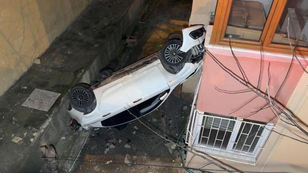 Avcılar’da otomobil 8 metre yüksekten bina boşluğuna düştü