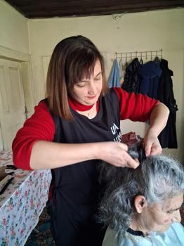 Muğla'da kursiyerlerden yaşlı kadınlara bakım desteği