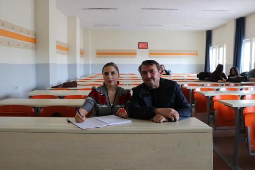Kayseri'de 27 yıldır evli çift, üniversitede sıra arkadaşı oldu