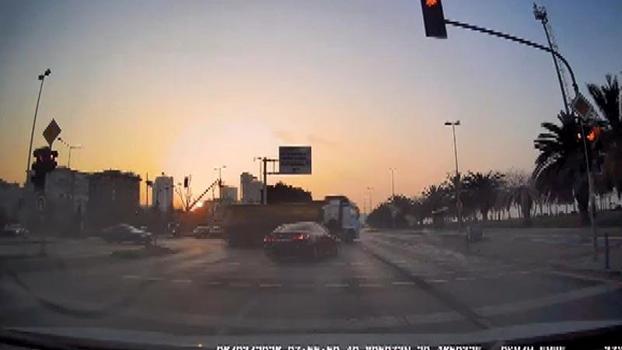 Kartal’da kırmızı ışıkta geçen otomobil TIR’a çarpıp durağa daldı