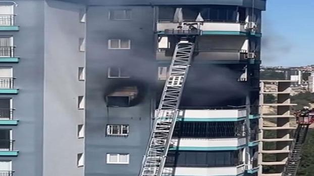 Baba ile bebeğinin kurtarıldığı yangını, komşuları çıkarmış